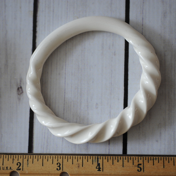 SOLD vintage white bangle bakelite plastic swirl - Picture 4 of 6